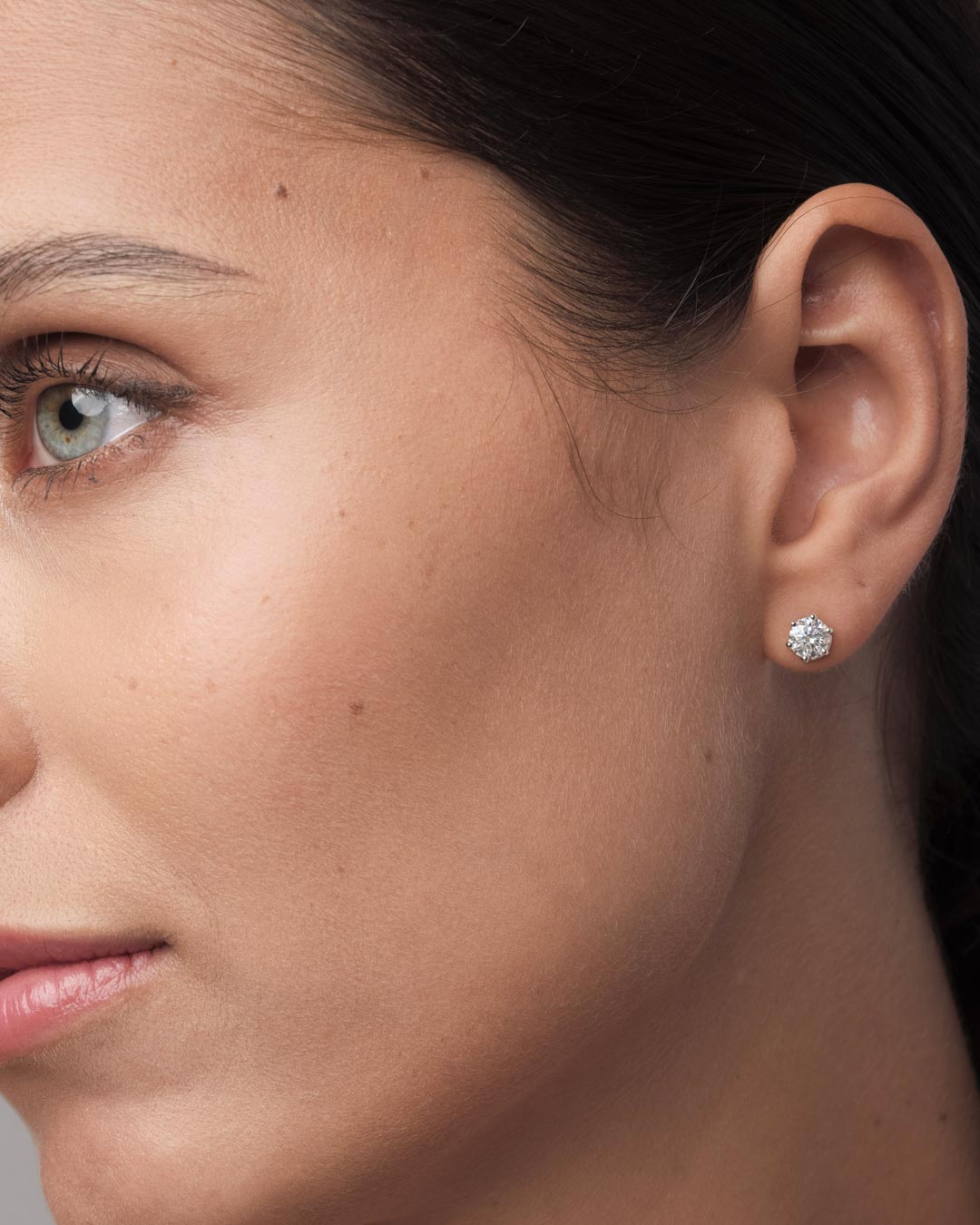 6 Prong Round Solitaire Ear Studs (Model) - Éclat by Oui