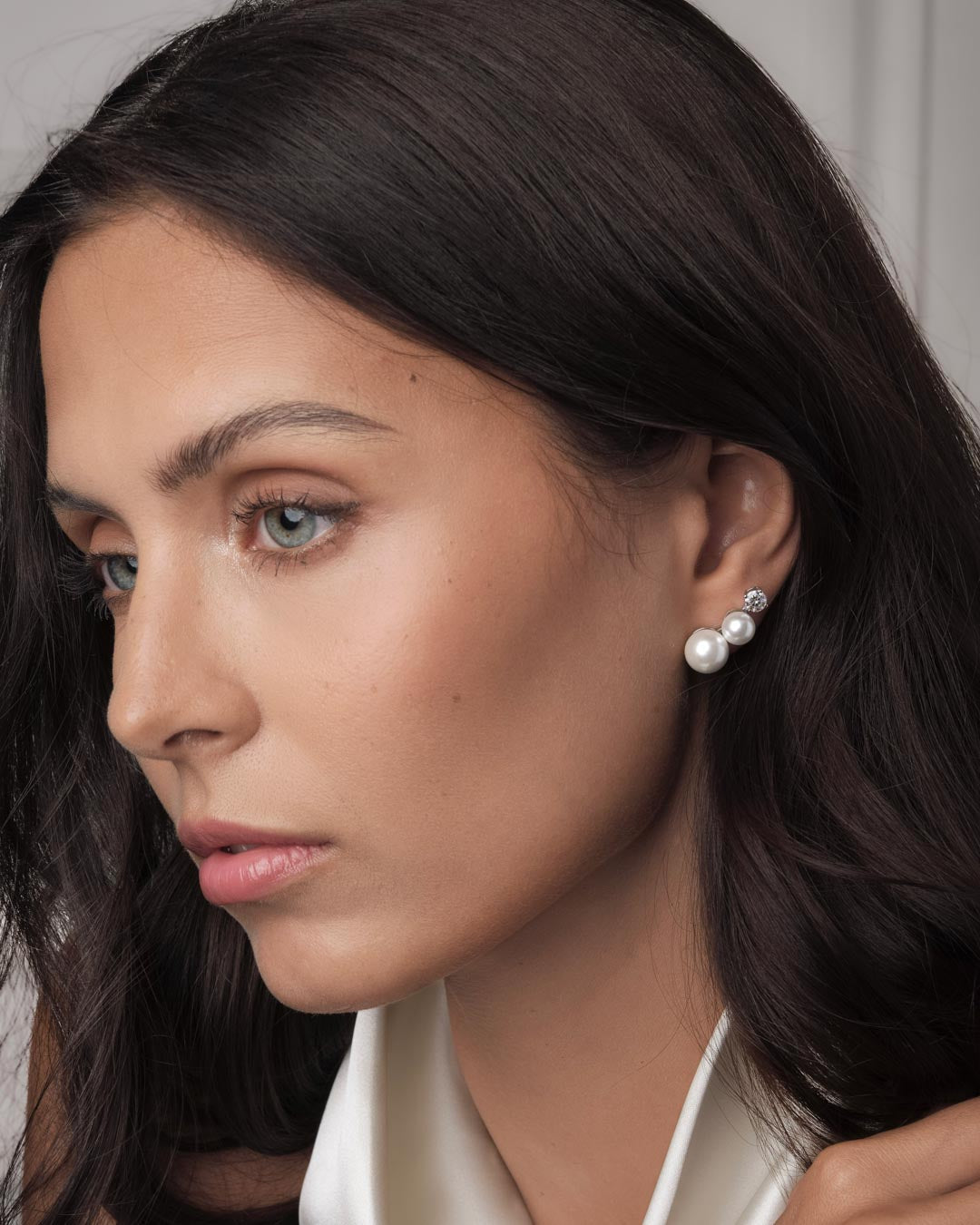 Anastasia Pearl Ear Climbers (Model) - Éclat by Oui