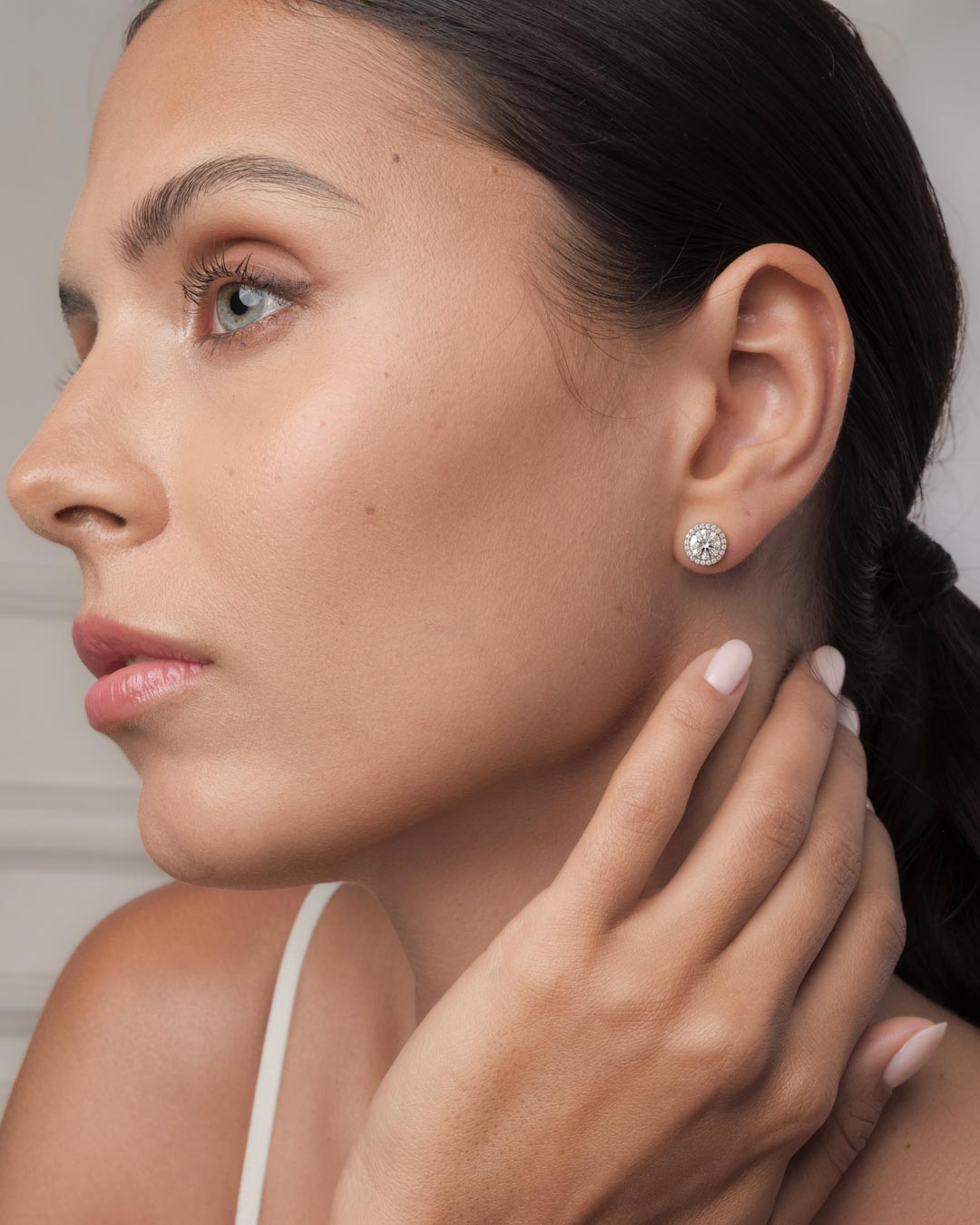 Annabelle Round Halo Ear Studs (Model) - Éclat by Oui