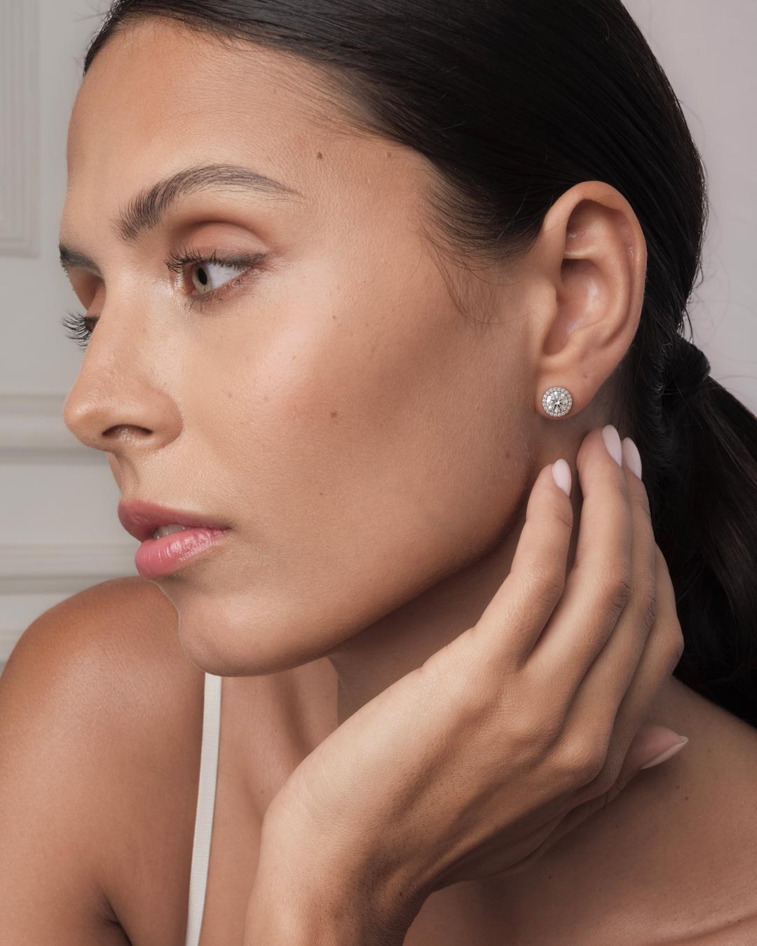 Annabelle Round Halo Ear Studs (Model) - Éclat by Oui