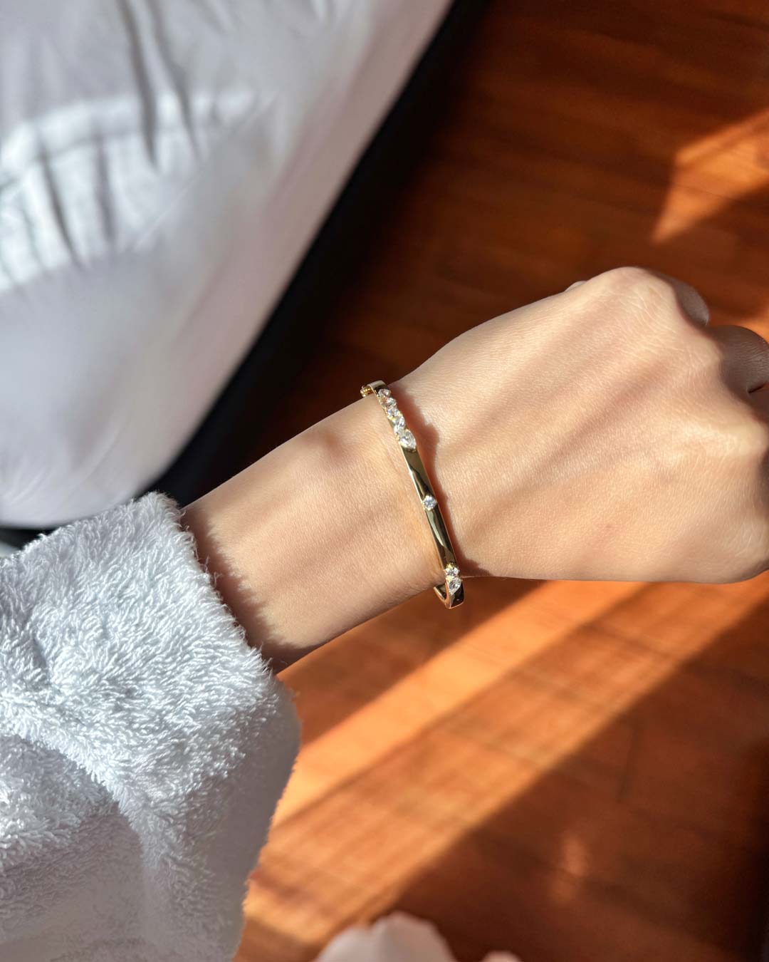 Encrusted Radiance Bangle YG (TryOn) - Éclat by Oui