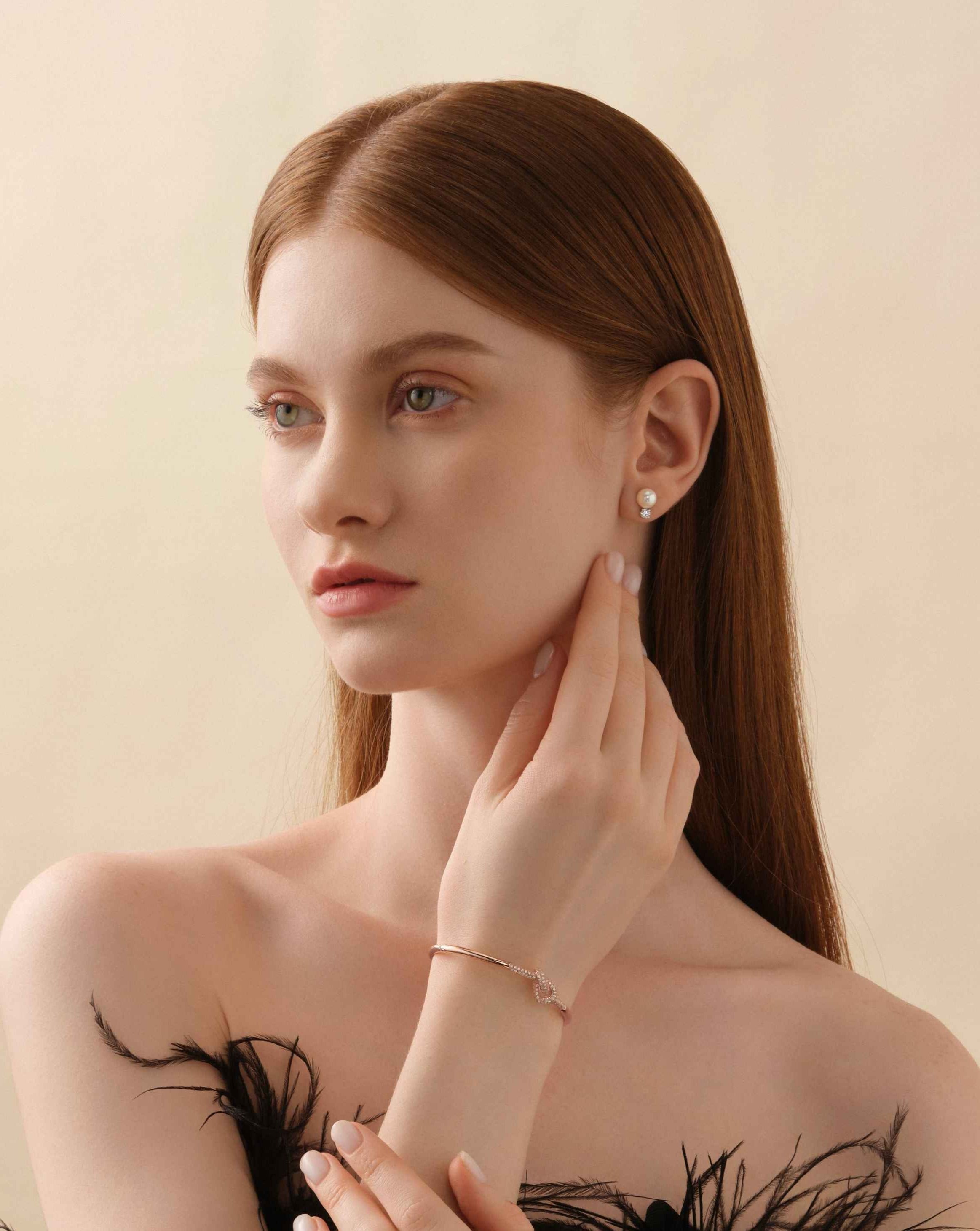 Hayley Pearl Ear Studs (Model) - Eclat by Oui