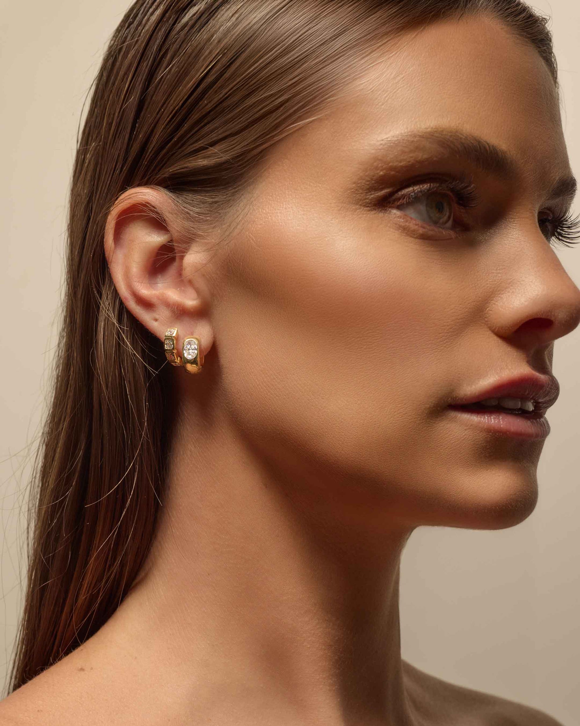 Samantha Asscher Huggies & Emma Oval Huggies (Model) - Éclat by Oui