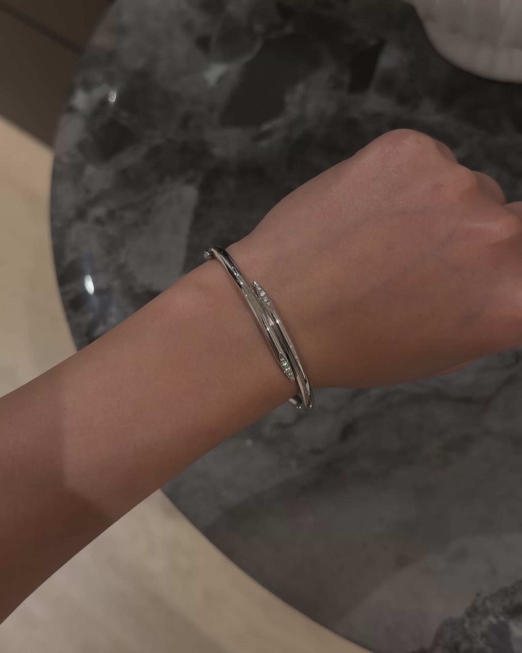 Double-Edged Bangle WG (Video) - Éclat by Oui