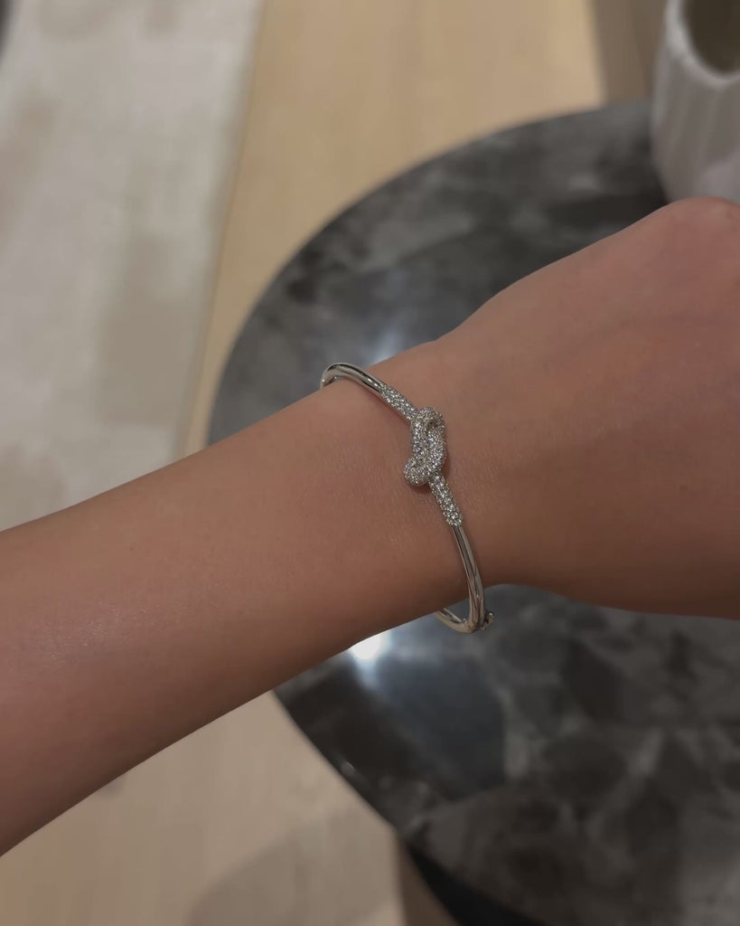 KNOT Alone® Pave Bangle WG (Video) - Éclat by Oui